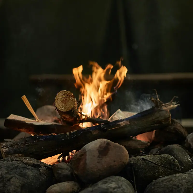 篝火与自然氛围