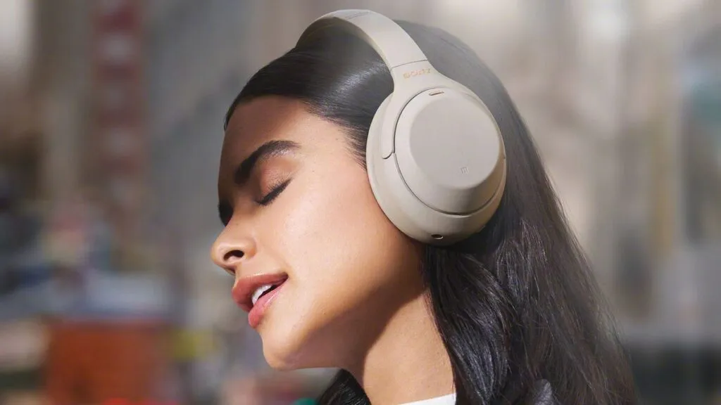 User using audio dubbing on a phone while commuting